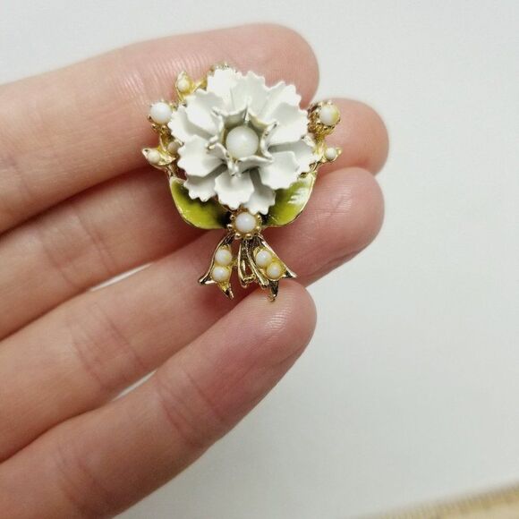 Vintage Coro White Flower Enamel Brooch, Signed Lapel Pin, Retro Estate - Picture 4 of 6
